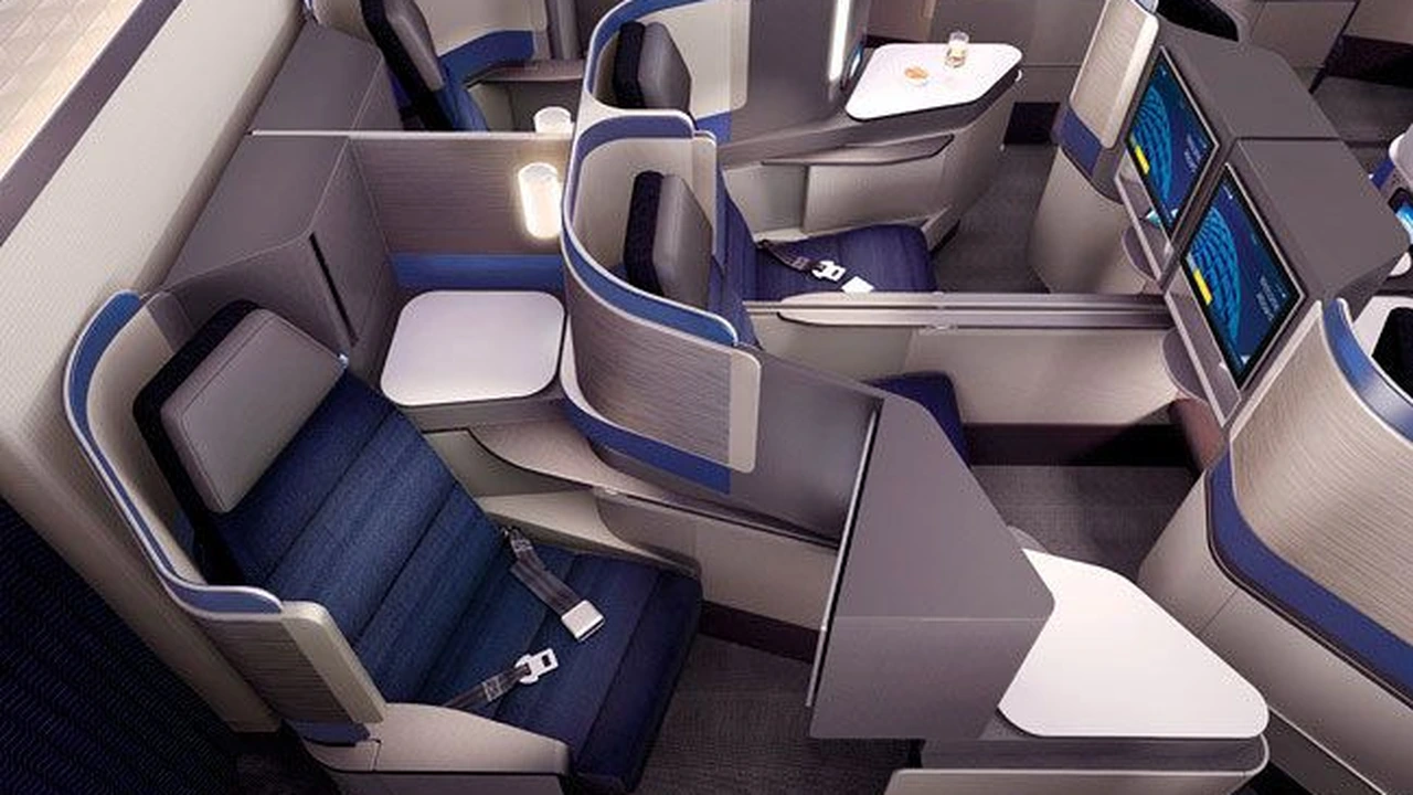 United Polaris lie-flat business class suite